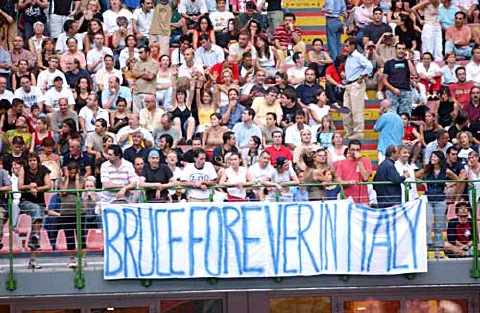 Uno striscione tra la folla di Milano: Bruce forever in Italy
